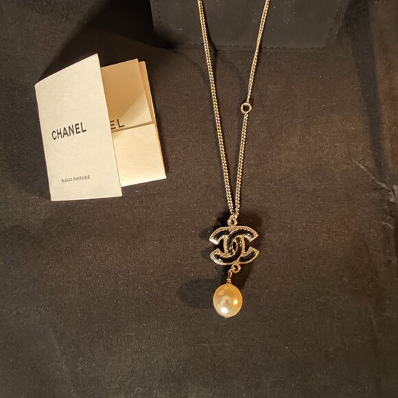 CHANEL CC LOGO PEARL DROP NECKLACE IN BLACK ENAMEL & SILVER - Picture 4 of 8